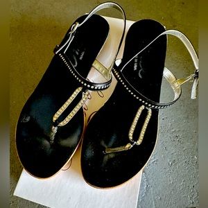 Onyx strappy black sandal - size 7